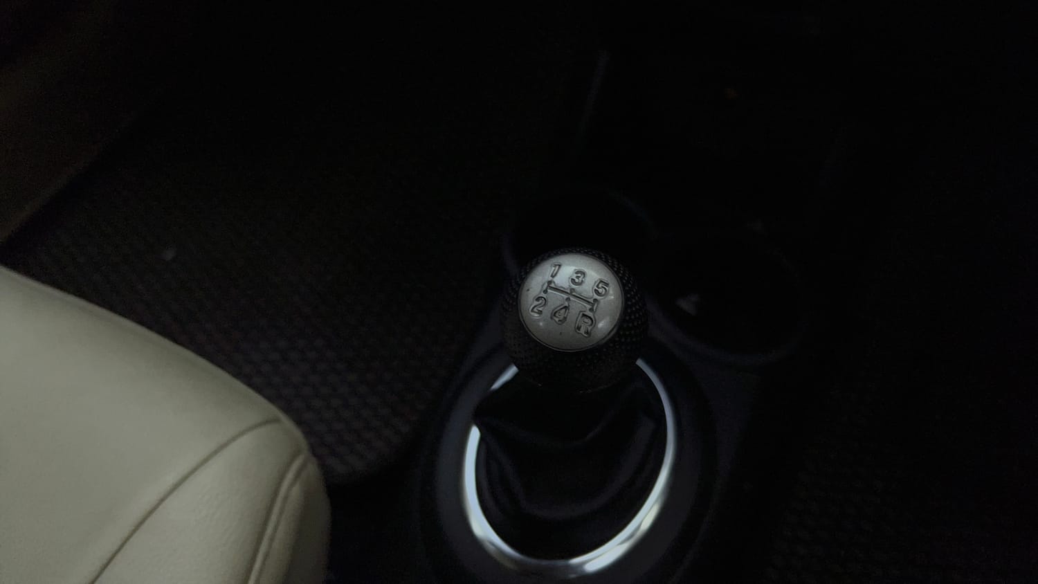 Used 2015 Honda Mobilio S Petrol Petrol Manual interior GEAR  KNOB VIEW