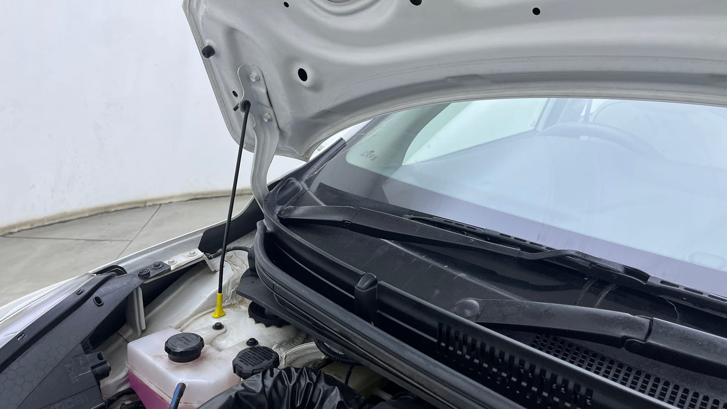 Used 2024 Hyundai Aura SX 1.2 (O) Petrol Petrol Manual engine ENGINE RIGHT SIDE HINGE & APRON VIEW