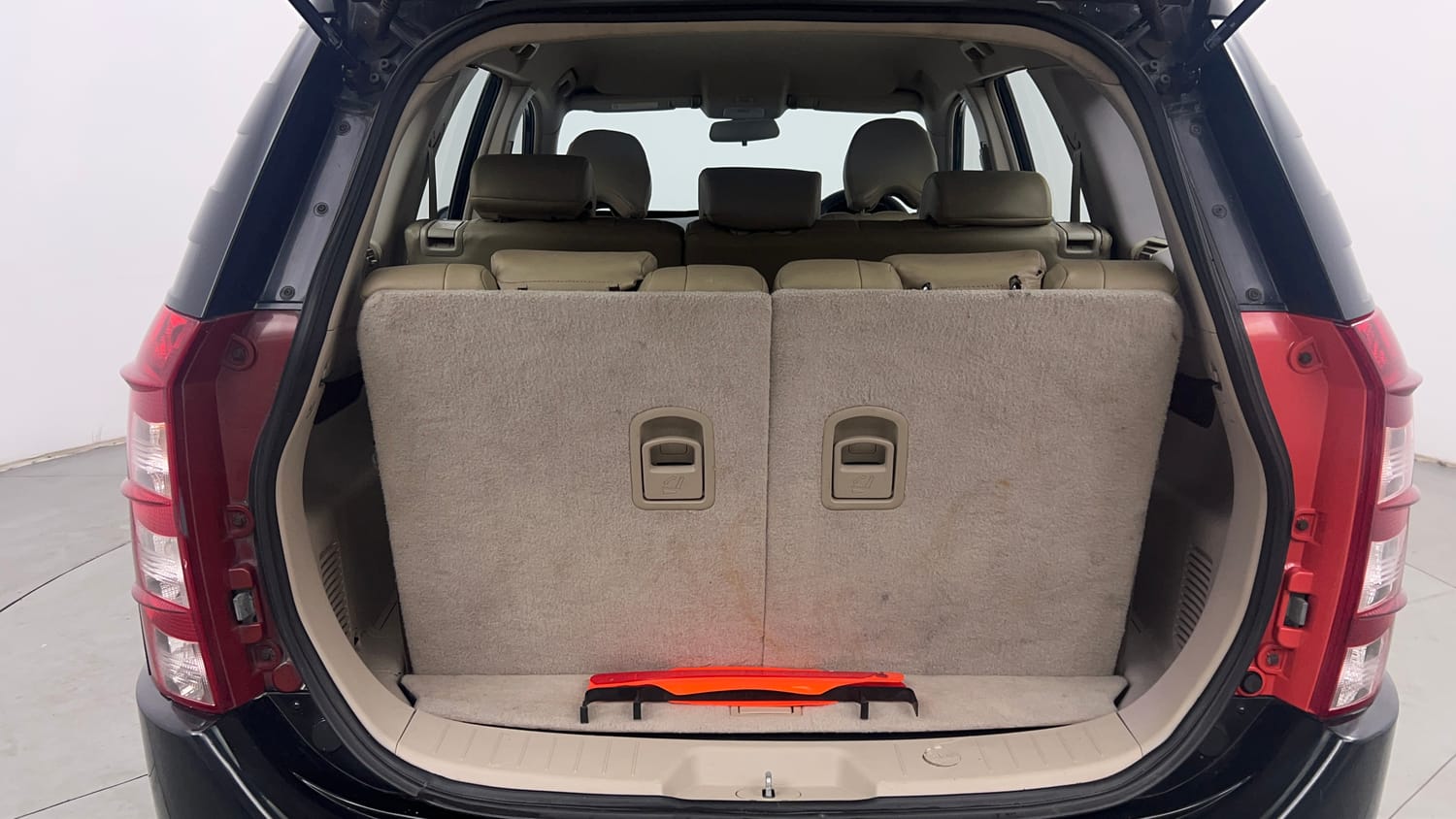 Used 2016 Mahindra XUV500 W4 Diesel Manual interior DICKY INSIDE VIEW