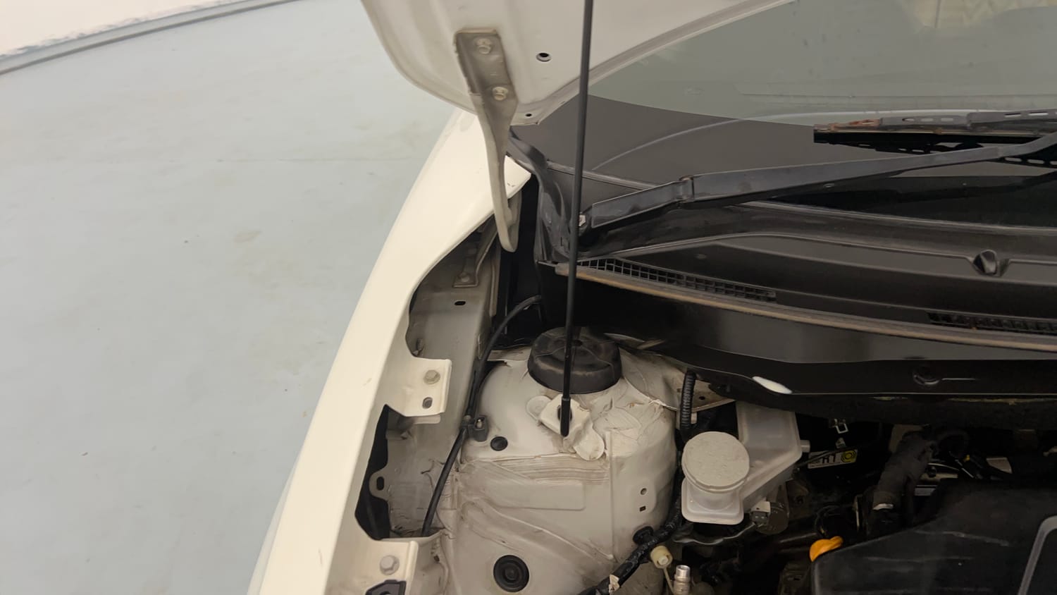 Used 2018 Maruti Suzuki Dzire ZDi Plus AMT Diesel Automatic engine ENGINE RIGHT SIDE HINGE & APRON VIEW