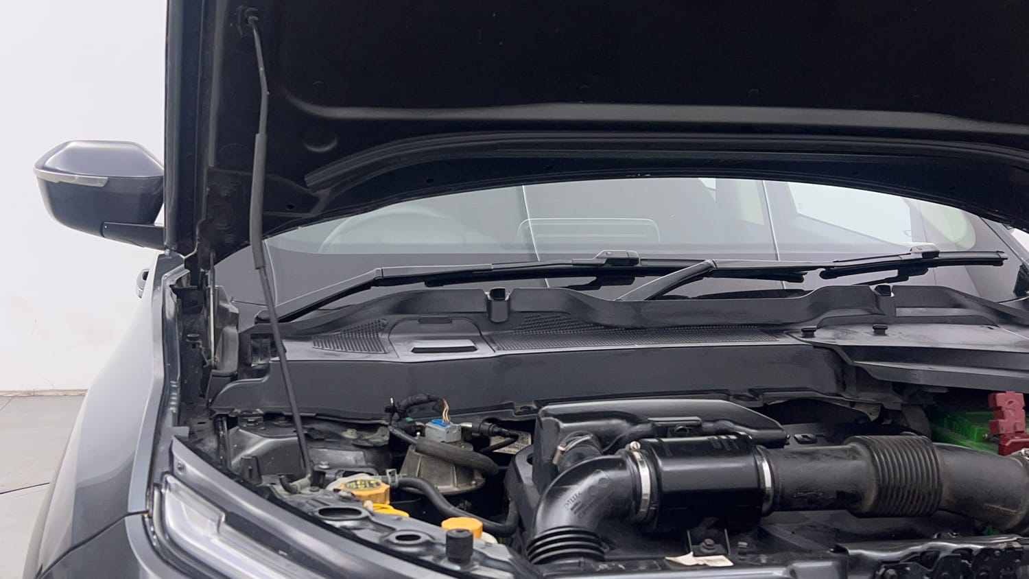 Used 2019 Tata Harrier XT Diesel Manual engine ENGINE RIGHT SIDE HINGE & APRON VIEW