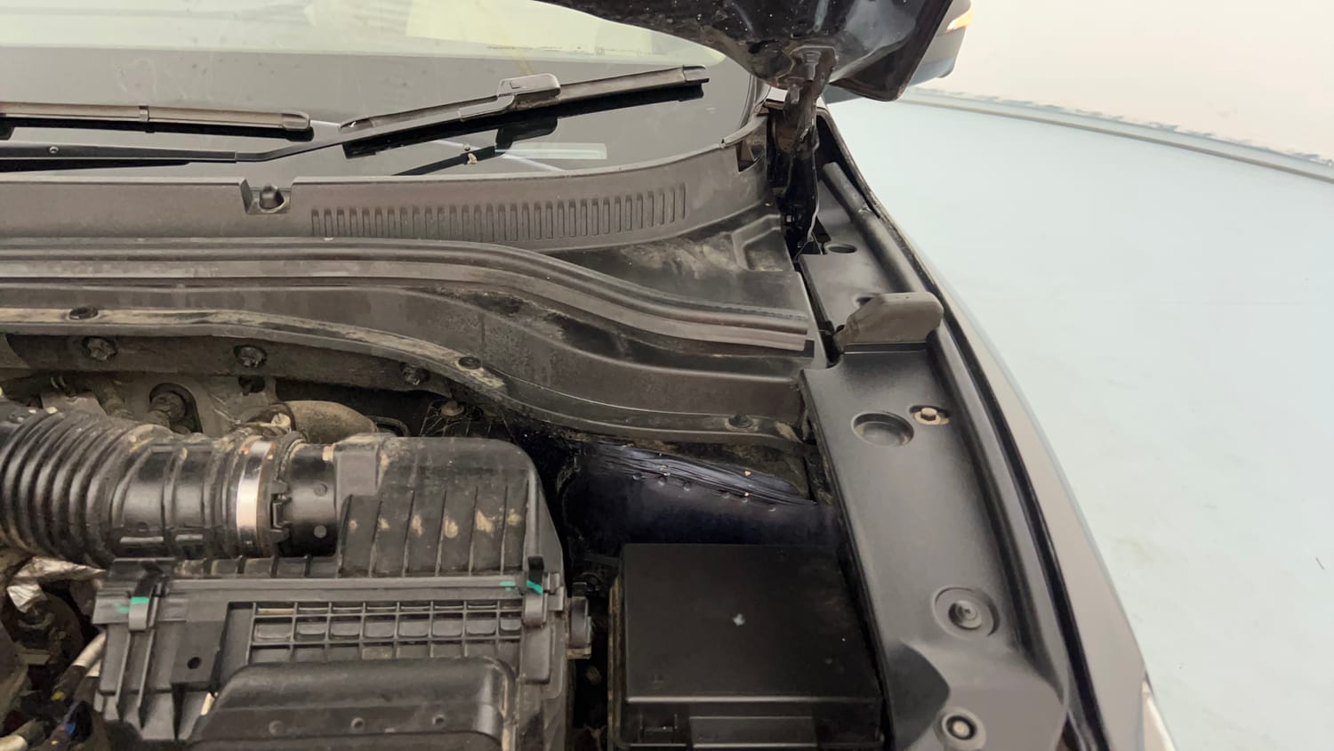 Used 2021 Mahindra XUV700 AX 7 Petrol AT Luxury Pack 7 STR Petrol Automatic engine ENGINE LEFT SIDE HINGE & APRON VIEW