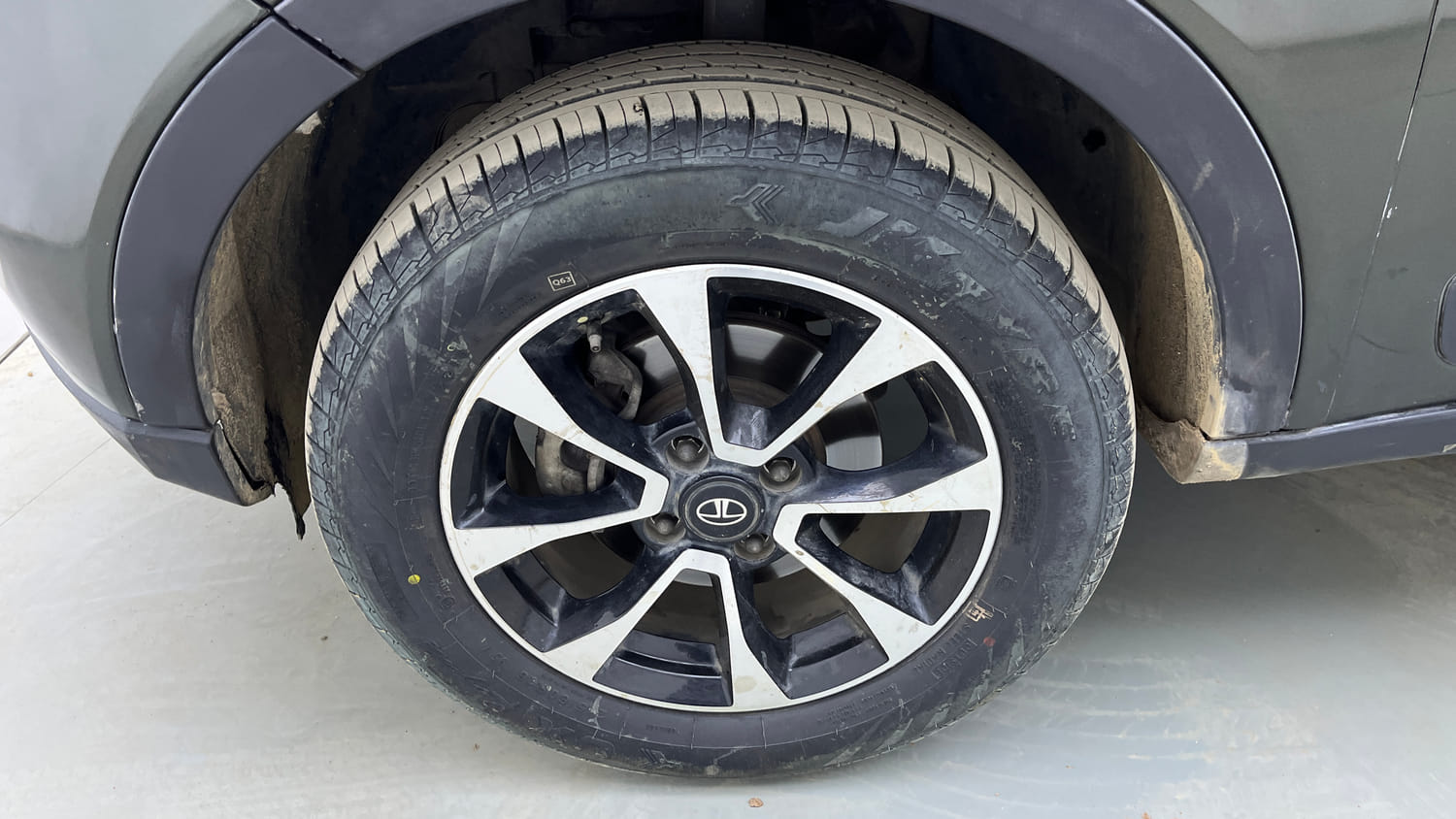 Used 2020 Tata Nexon XZA Plus Petrol Automatic tyres LEFT FRONT TYRE RIM VIEW