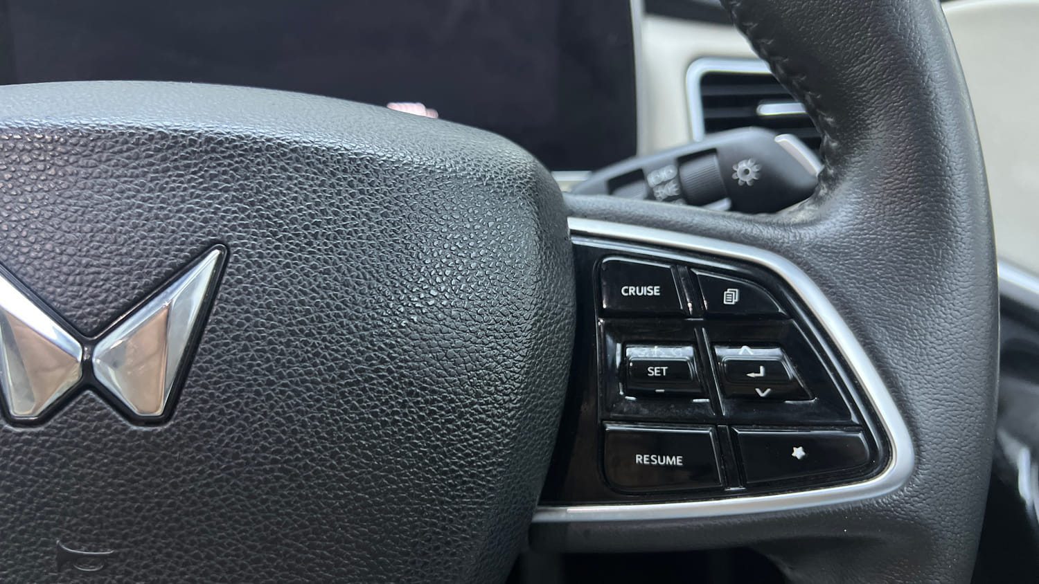 Used 2023 Mahindra XUV700 AX 7 Petrol MT 7 STR Petrol Manual top_features Cruise control