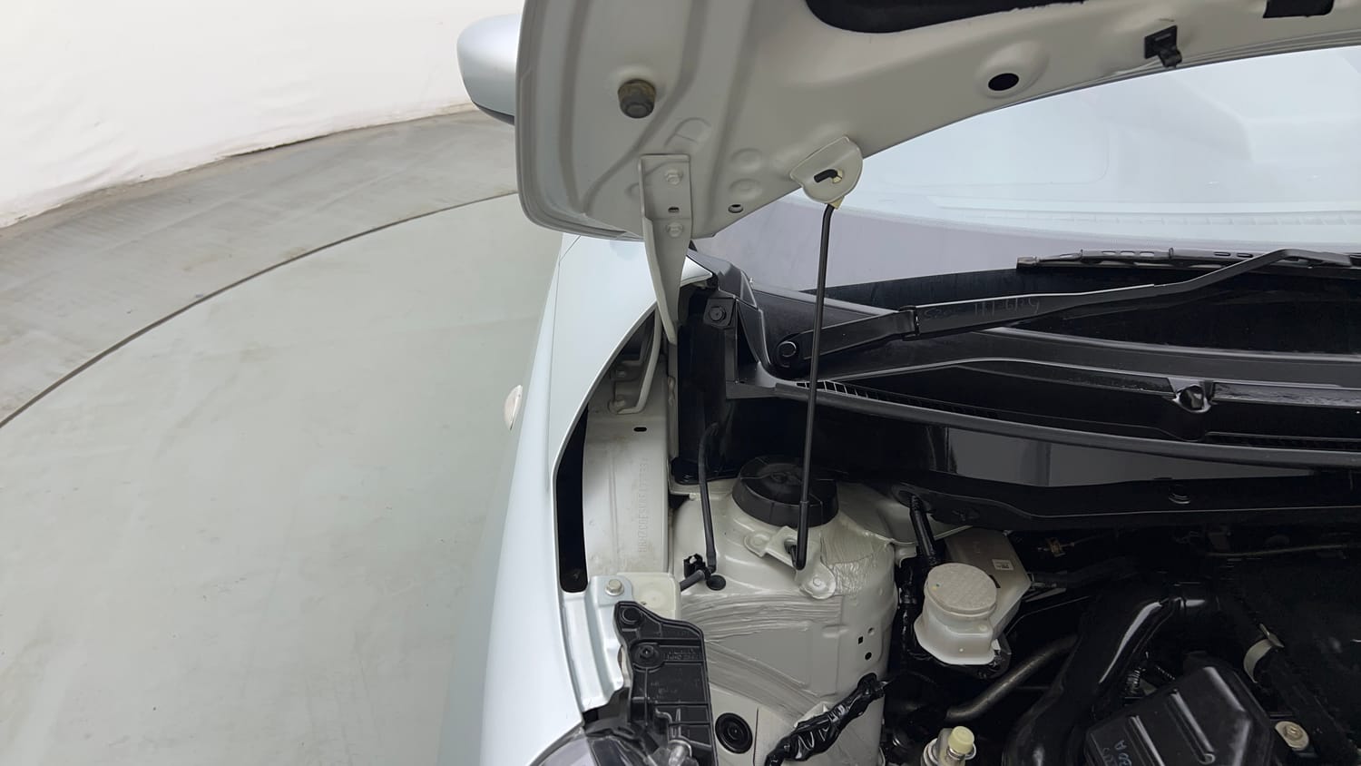 Used 2024 Maruti Suzuki Swift LXi Petrol Manual engine ENGINE RIGHT SIDE HINGE & APRON VIEW