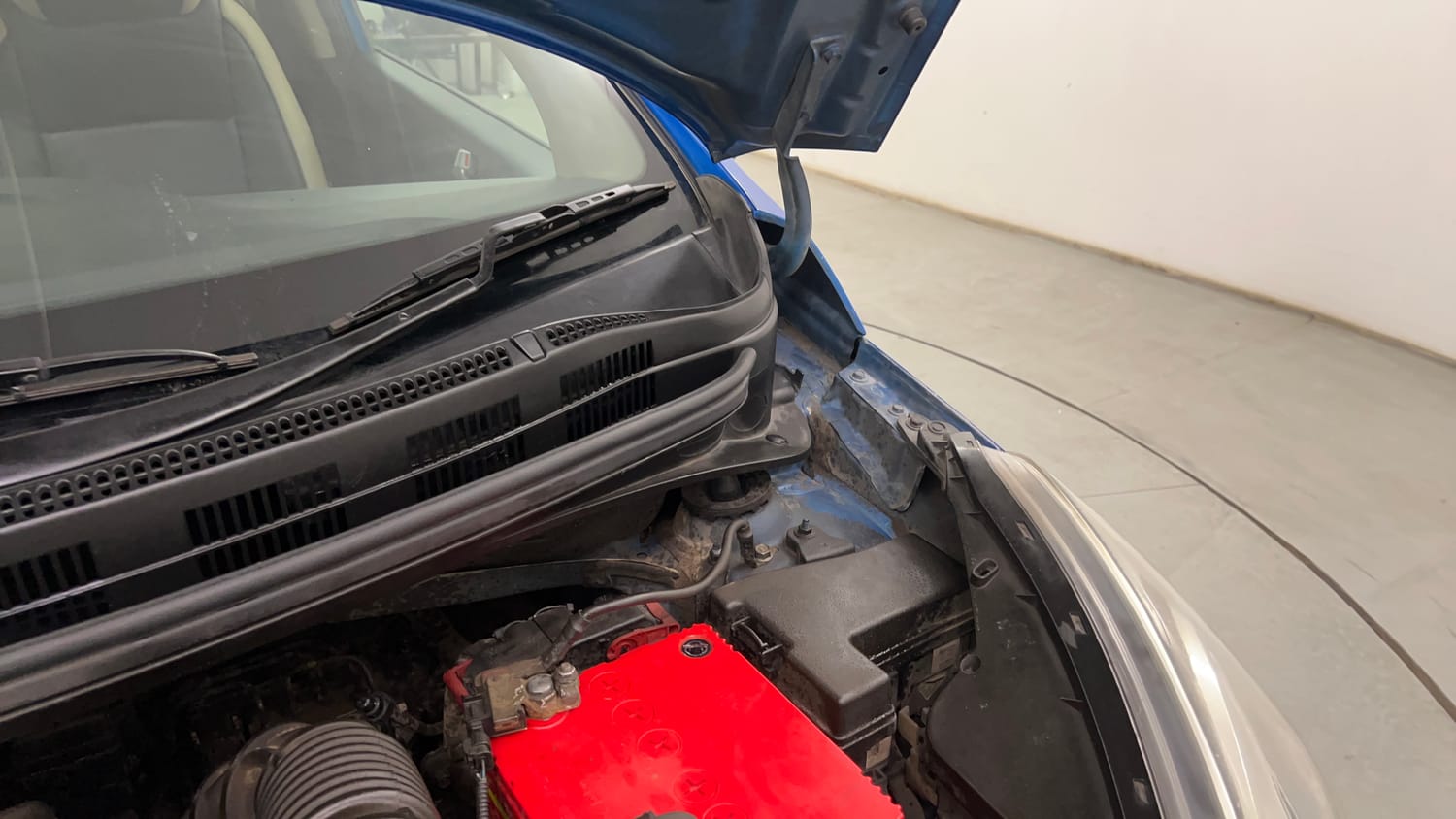 Used 2019 Hyundai Xcent SX (O)CRDi Diesel Manual engine ENGINE LEFT SIDE HINGE & APRON VIEW