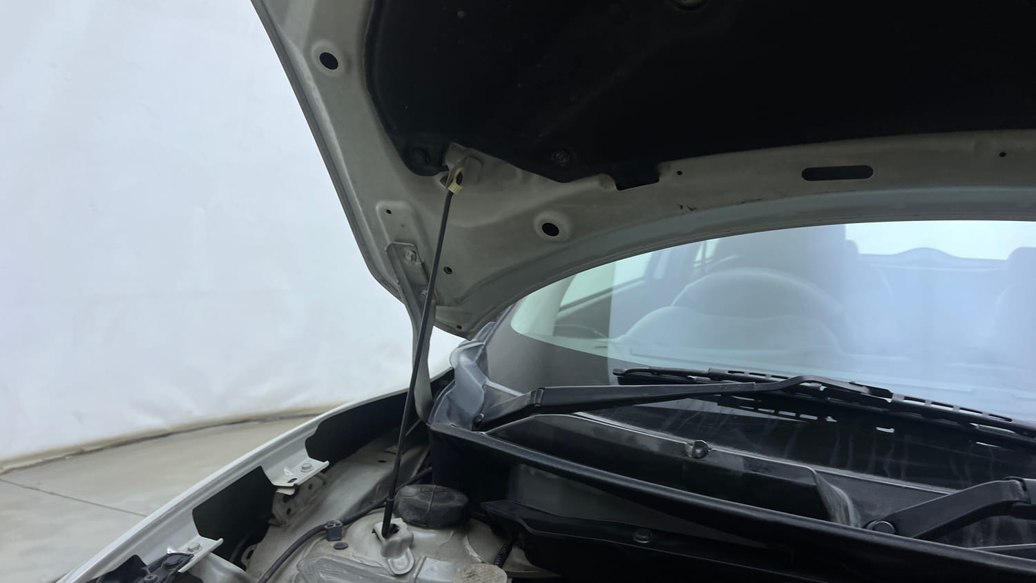 Used 2019 Maruti Suzuki Swift VDi Diesel Manual engine ENGINE RIGHT SIDE HINGE & APRON VIEW