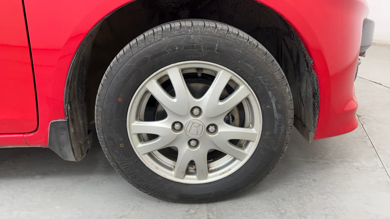 Used 2015 Honda Brio VX AT Petrol Automatic tyres RIGHT FRONT TYRE RIM VIEW