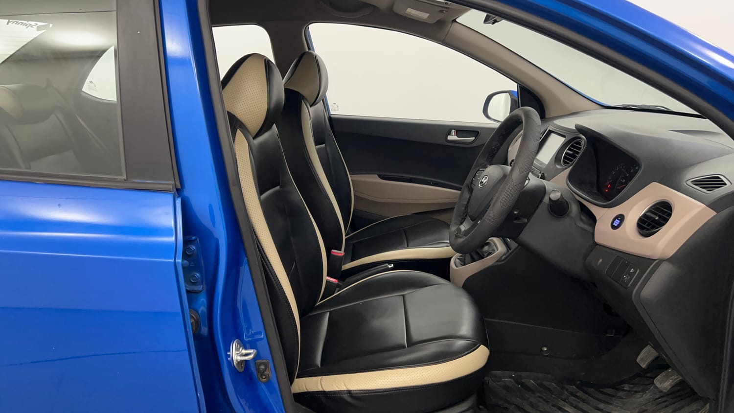 Used 2019 Hyundai Xcent SX (O)CRDi Diesel Manual interior RIGHT SIDE FRONT DOOR CABIN VIEW