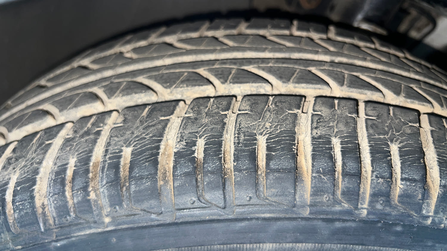 Used 2013 Volkswagen Polo Highline1.2L (P) Petrol Manual tyres LEFT FRONT TYRE TREAD VIEW