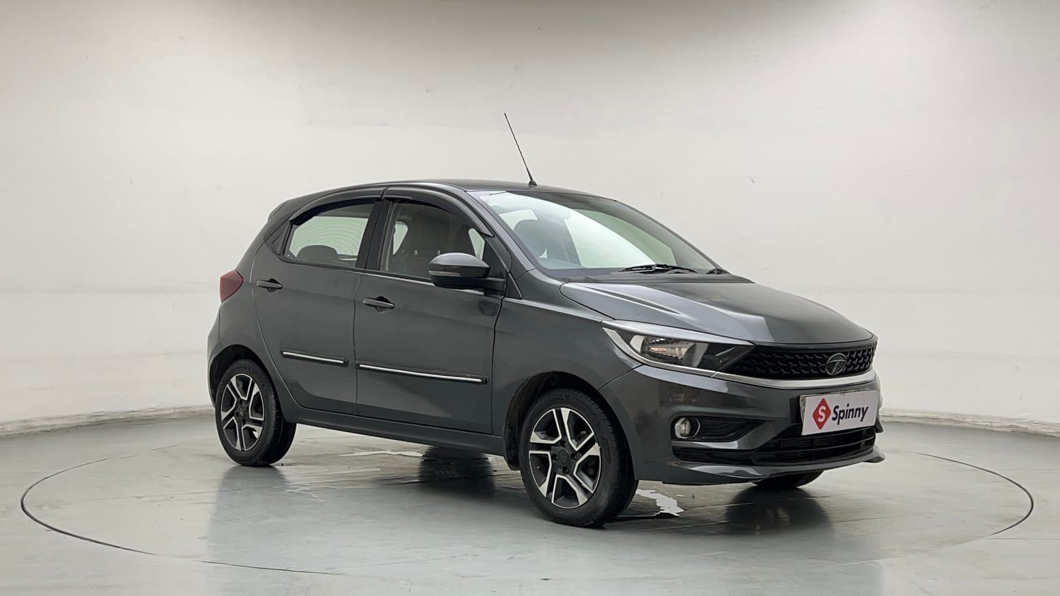 Used 2021 Tata Tiago XZ Plus Petrol Manual exterior RIGHT FRONT CORNER VIEW