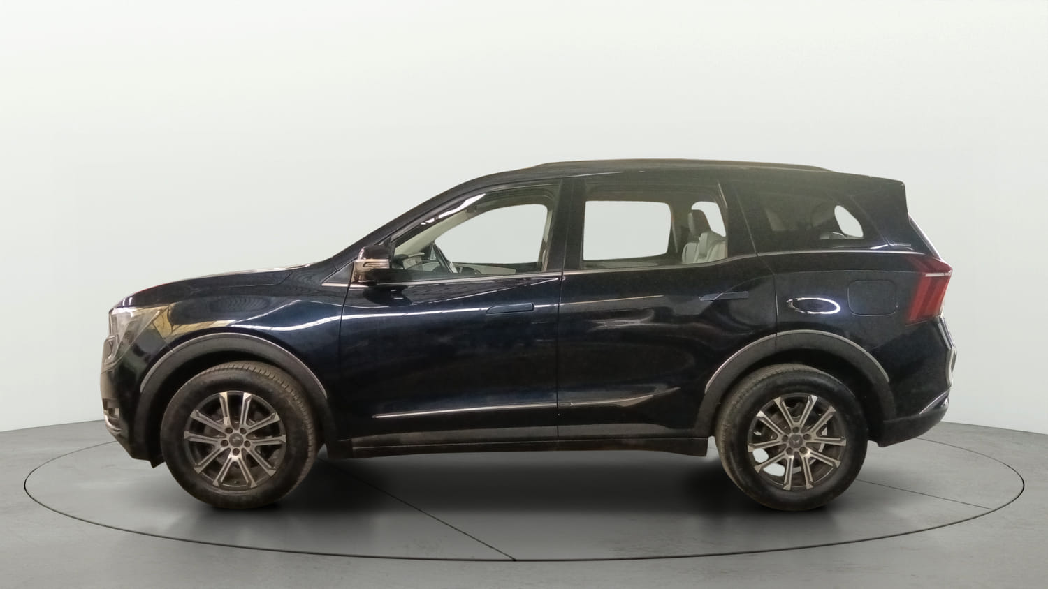 Used 2021 Mahindra XUV700 AX 7 Petrol AT Luxury Pack 7 STR Petrol Automatic exterior LEFT SIDE VIEW