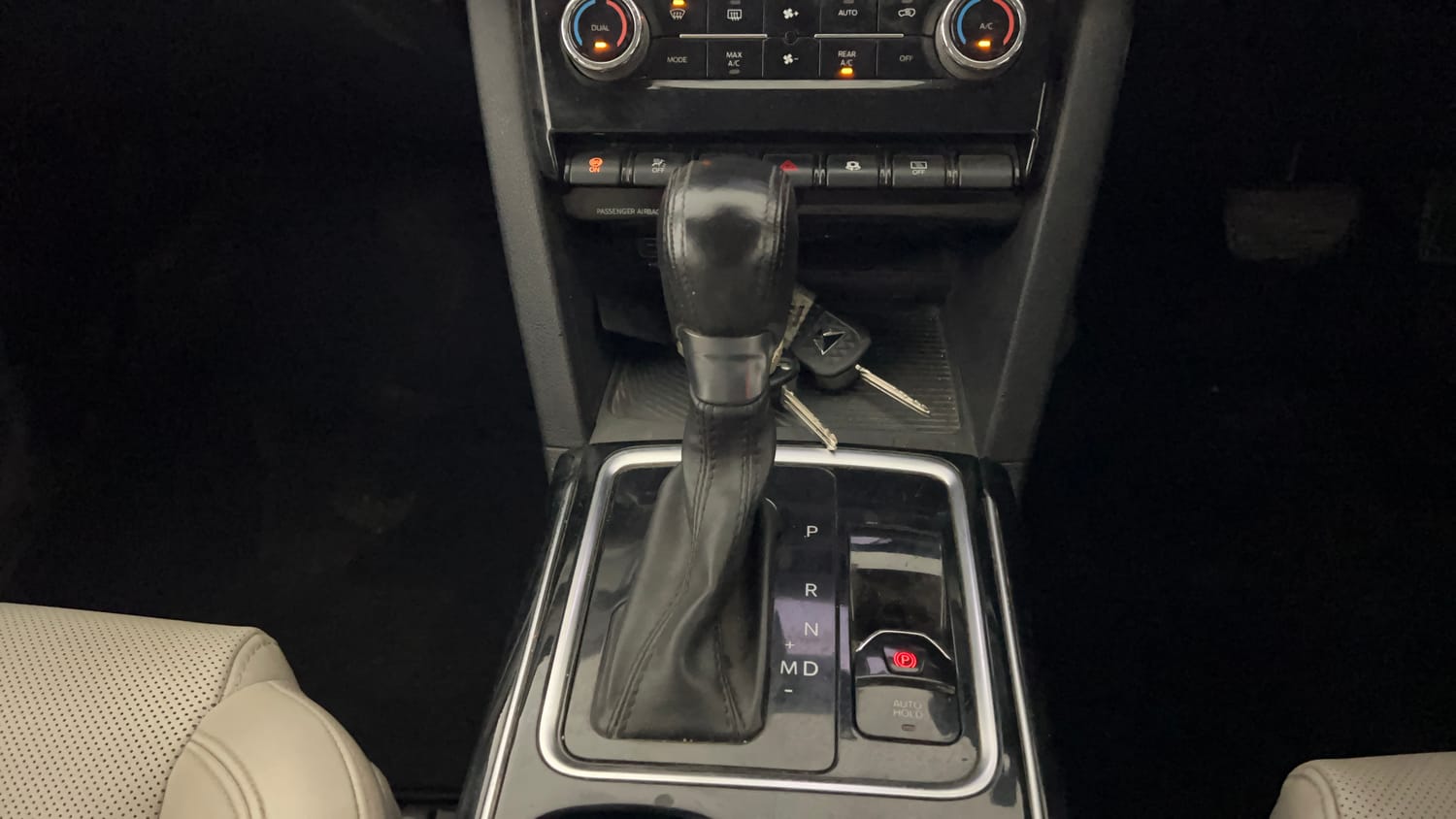 Used 2021 Mahindra XUV700 AX 7 Petrol AT Luxury Pack 7 STR Petrol Automatic interior GEAR  KNOB VIEW