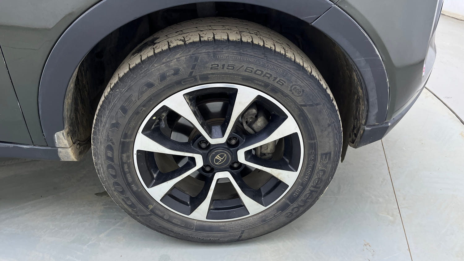 Used 2020 Tata Nexon XZA Plus Petrol Automatic tyres RIGHT FRONT TYRE RIM VIEW