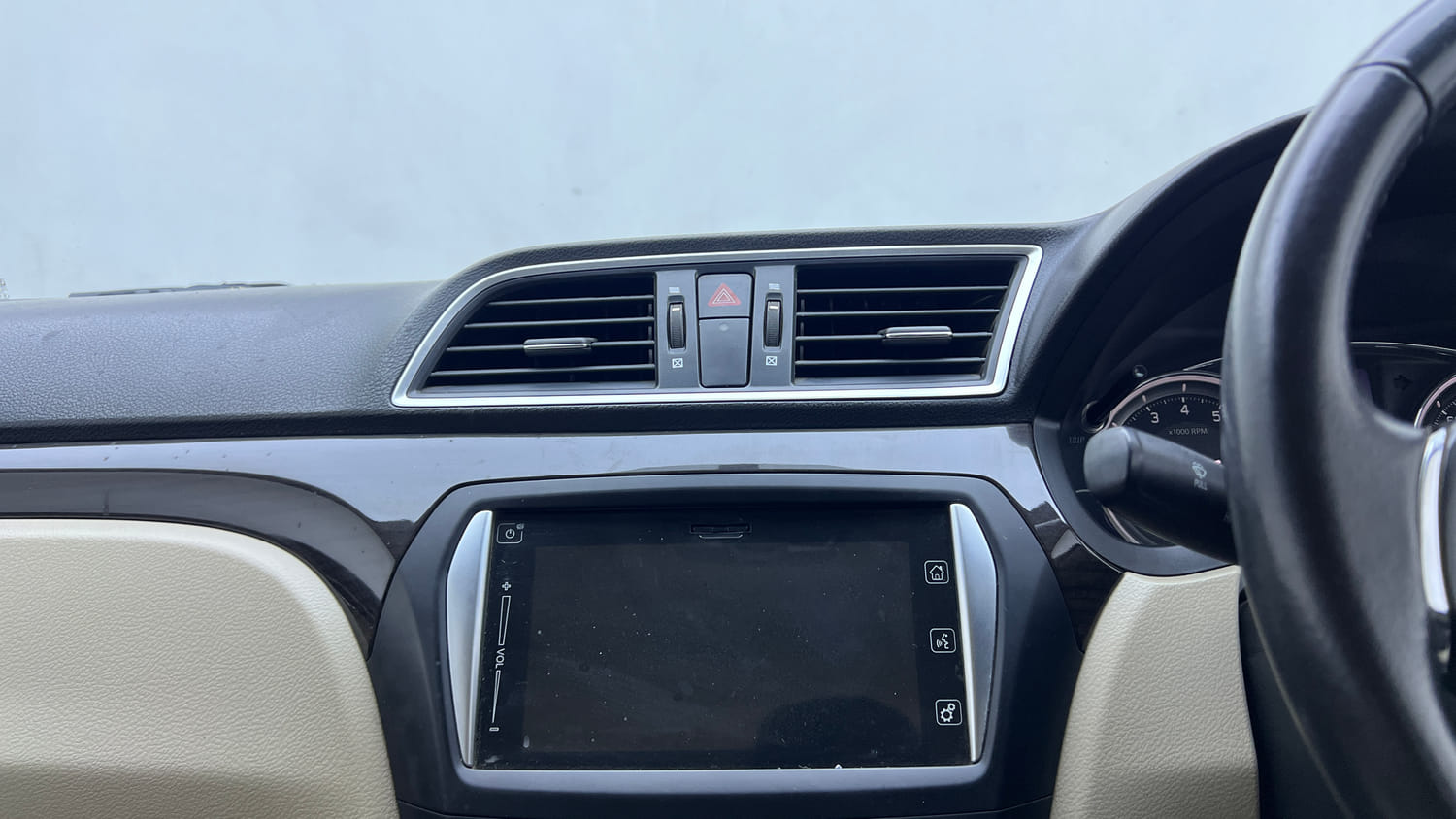 Used 2017 Maruti Suzuki Ciaz ZXI+ Petrol Manual top_features Integrated (in-dash) music system