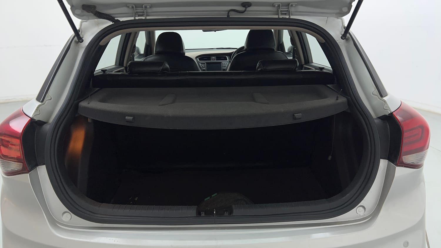 Used 2018 Hyundai Elite i20 Asta 1.2 (O) Petrol Manual interior DICKY INSIDE VIEW
