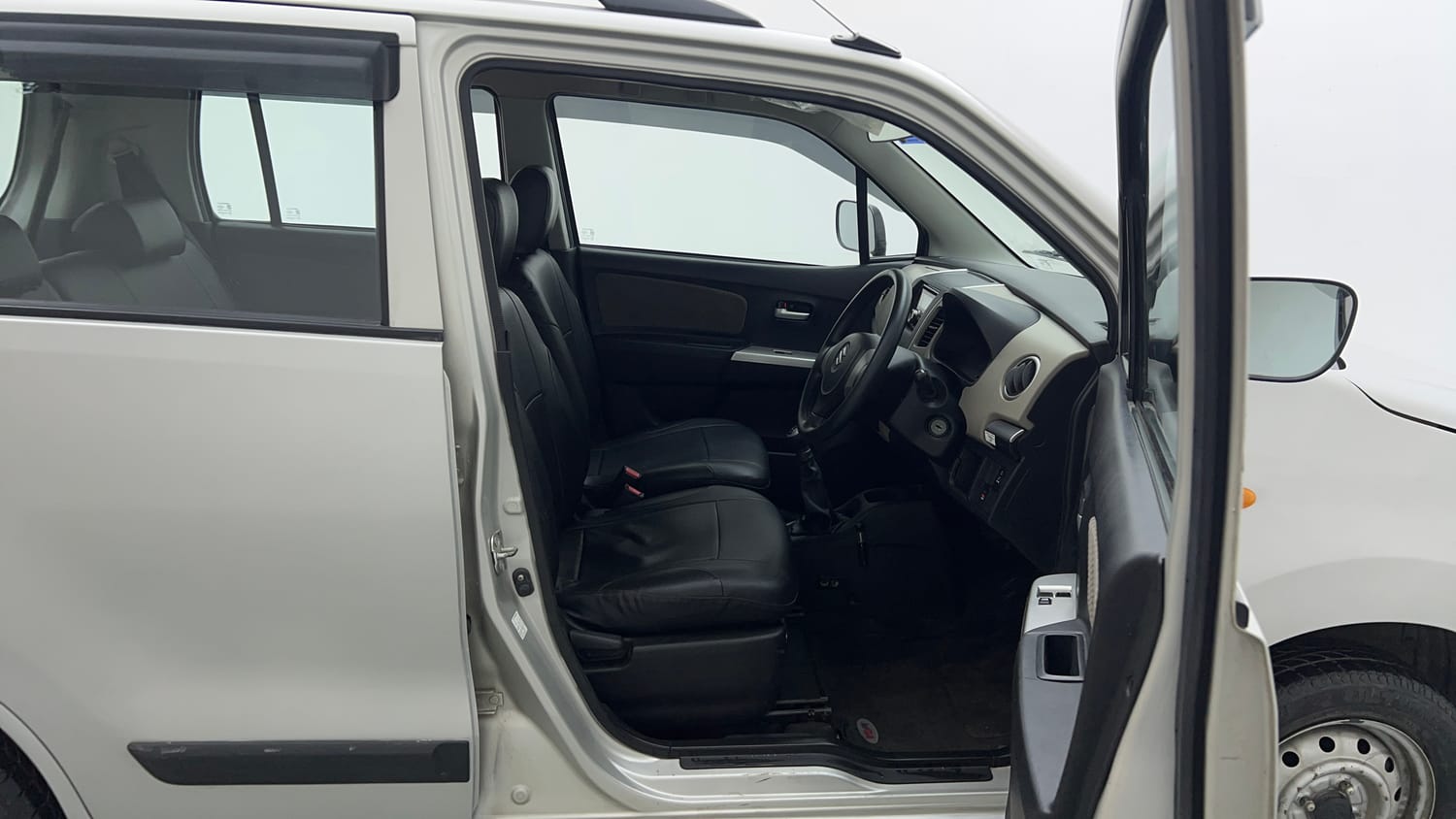 Used 2015 Maruti Suzuki Wagon R LXI Petrol Manual interior RIGHT SIDE FRONT DOOR CABIN VIEW