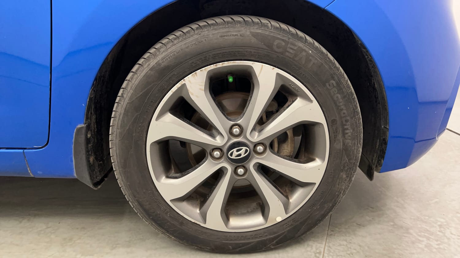 Used 2019 Hyundai Xcent SX (O)CRDi Diesel Manual tyres RIGHT FRONT TYRE RIM VIEW