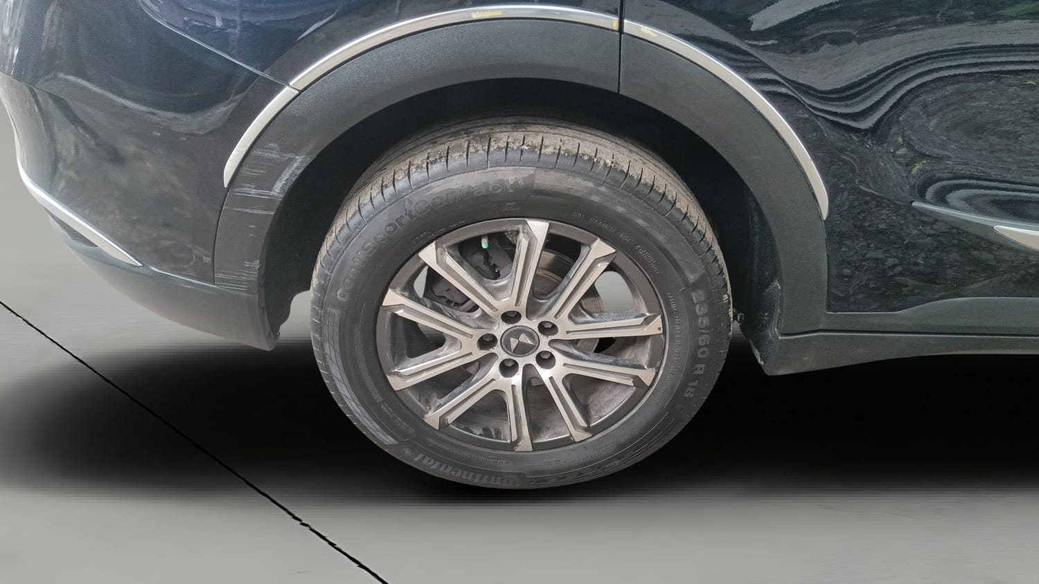 Used 2021 Mahindra XUV700 AX 7 Petrol AT Luxury Pack 7 STR Petrol Automatic tyres RIGHT REAR TYRE RIM VIEW