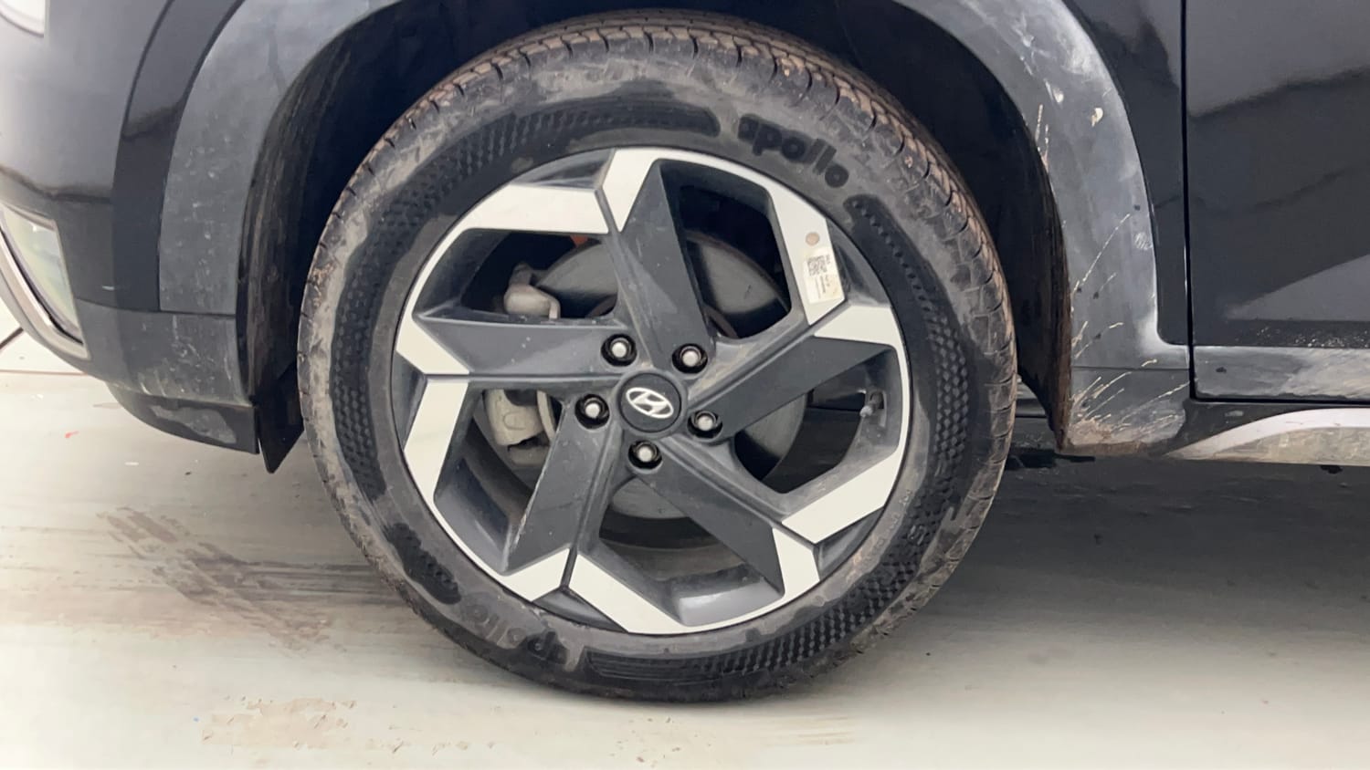 Used 2023 Hyundai Alcazar Platinum 7 STR 1.5 Turbo Petrol Petrol Manual tyres LEFT FRONT TYRE RIM VIEW