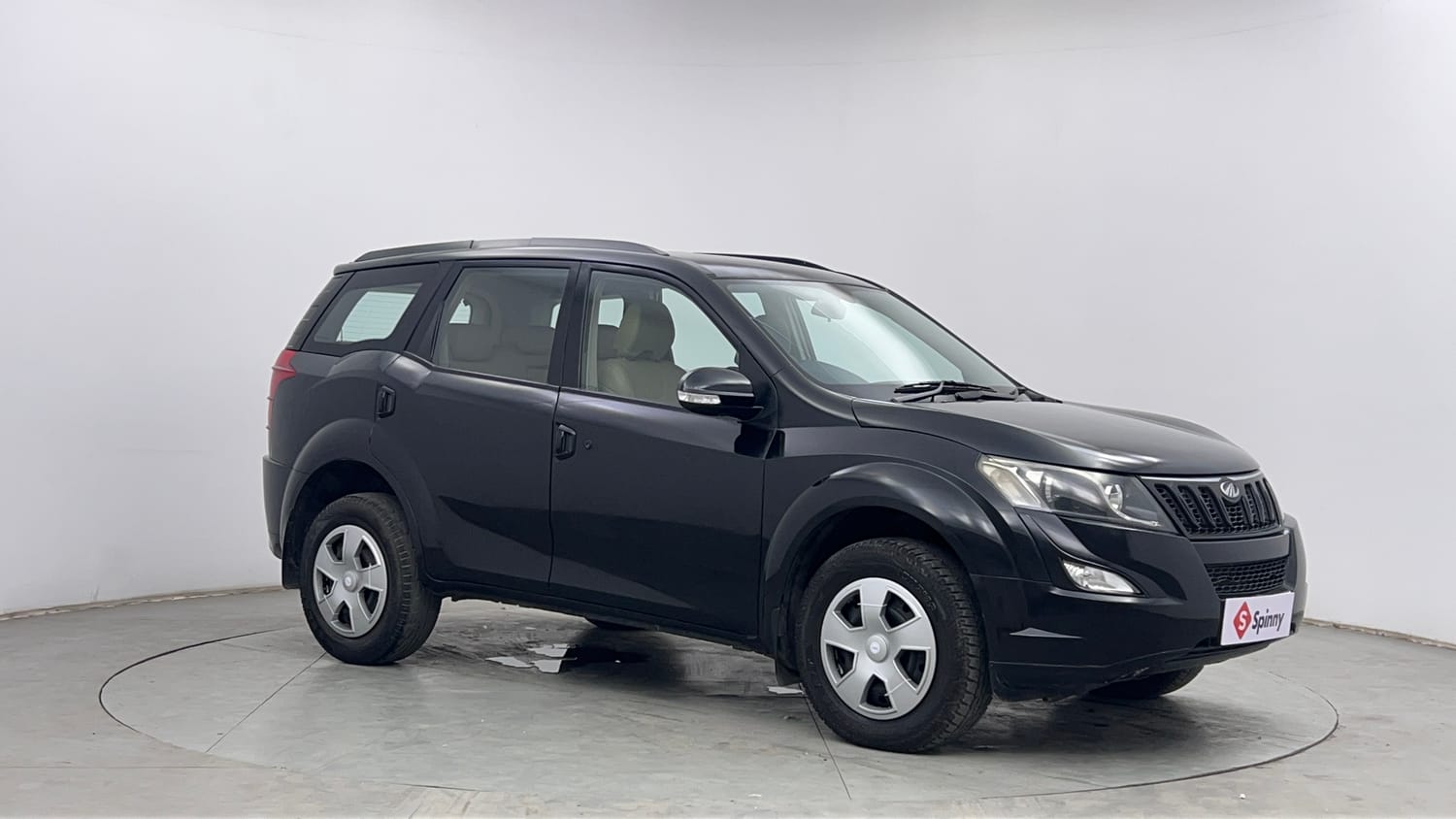 Used 2016 Mahindra XUV500 W4 Diesel Manual exterior RIGHT FRONT CORNER VIEW