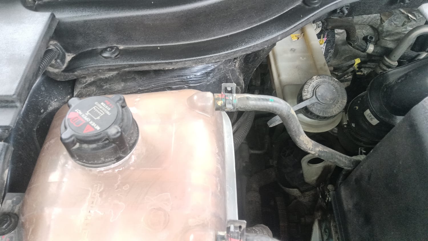 Used 2021 Mahindra XUV700 AX 7 Petrol AT Luxury Pack 7 STR Petrol Automatic engine ENGINE RIGHT SIDE HINGE & APRON VIEW