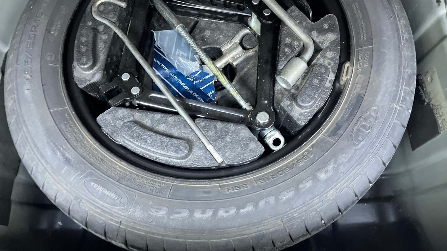 Used 2020 Tata Nexon XZA Plus Petrol Automatic tyres SPARE TYRE VIEW