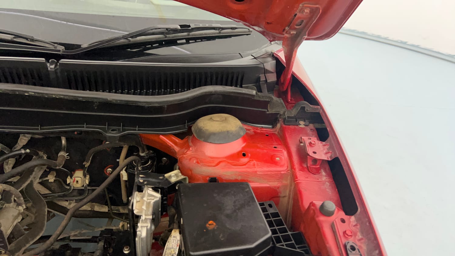 Used 2022 Maruti Suzuki Vitara Brezza [2020-2022] ZXI Plus Dual Tone Petrol Manual engine ENGINE LEFT SIDE HINGE & APRON VIEW