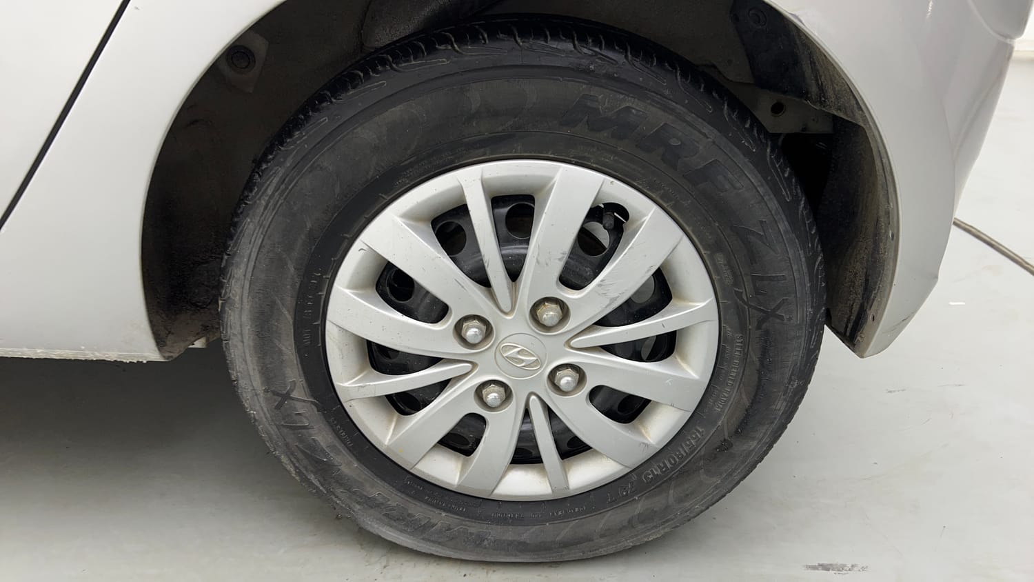 Used 2014 Hyundai i10 Sportz 1.1 iRDE2 Petrol Manual tyres LEFT REAR TYRE RIM VIEW