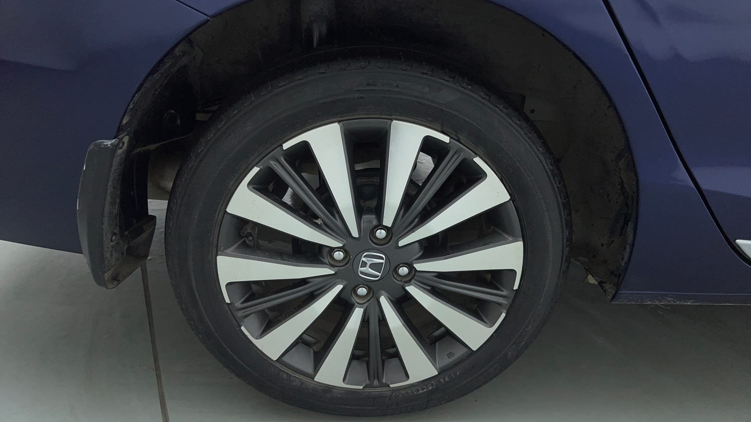 Used 2023 Honda City ZX Petrol MT Petrol Manual tyres RIGHT REAR TYRE RIM VIEW