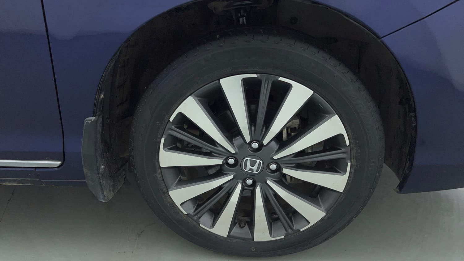 Used 2023 Honda City ZX Petrol MT Petrol Manual tyres RIGHT FRONT TYRE RIM VIEW
