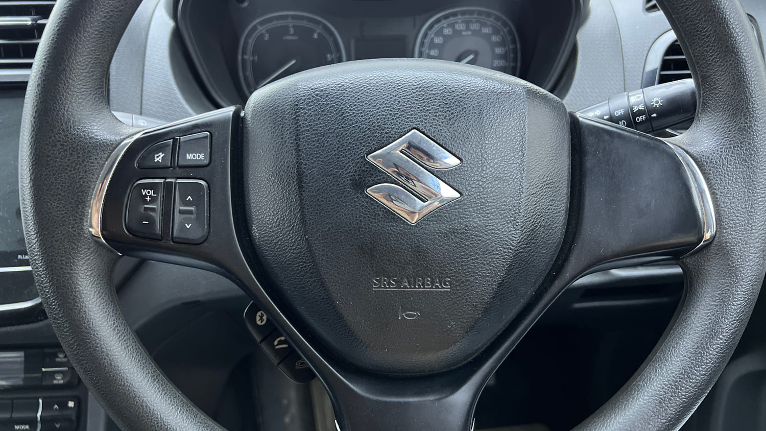 Used 2016 Maruti Suzuki Vitara Brezza [2016-2020] ZDi Diesel Manual top_features Steering mounted controls