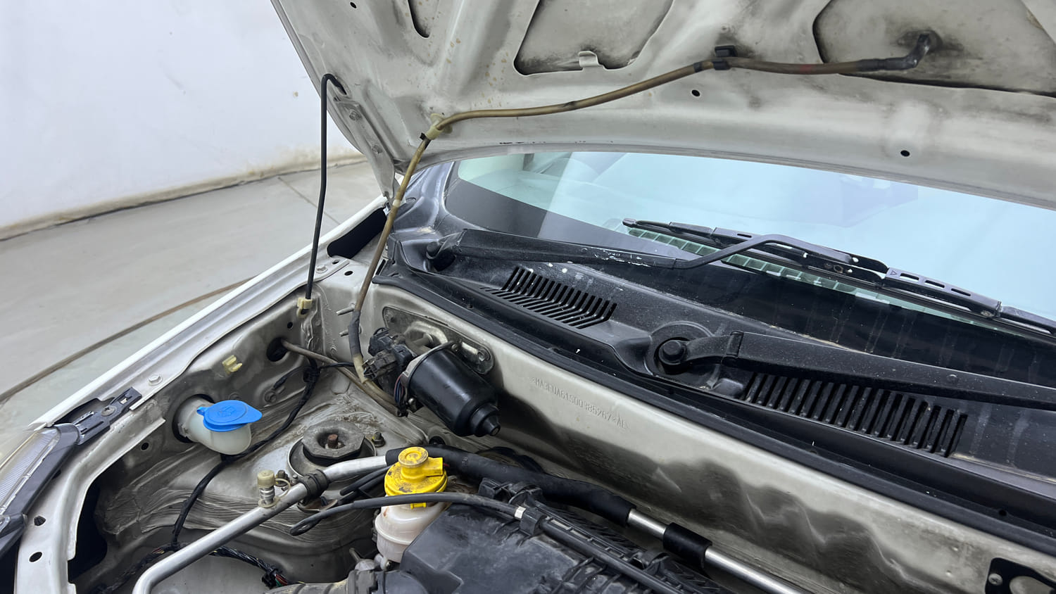 Used 2014 Maruti Suzuki Alto 800 Lxi Petrol Manual engine ENGINE RIGHT SIDE HINGE & APRON VIEW