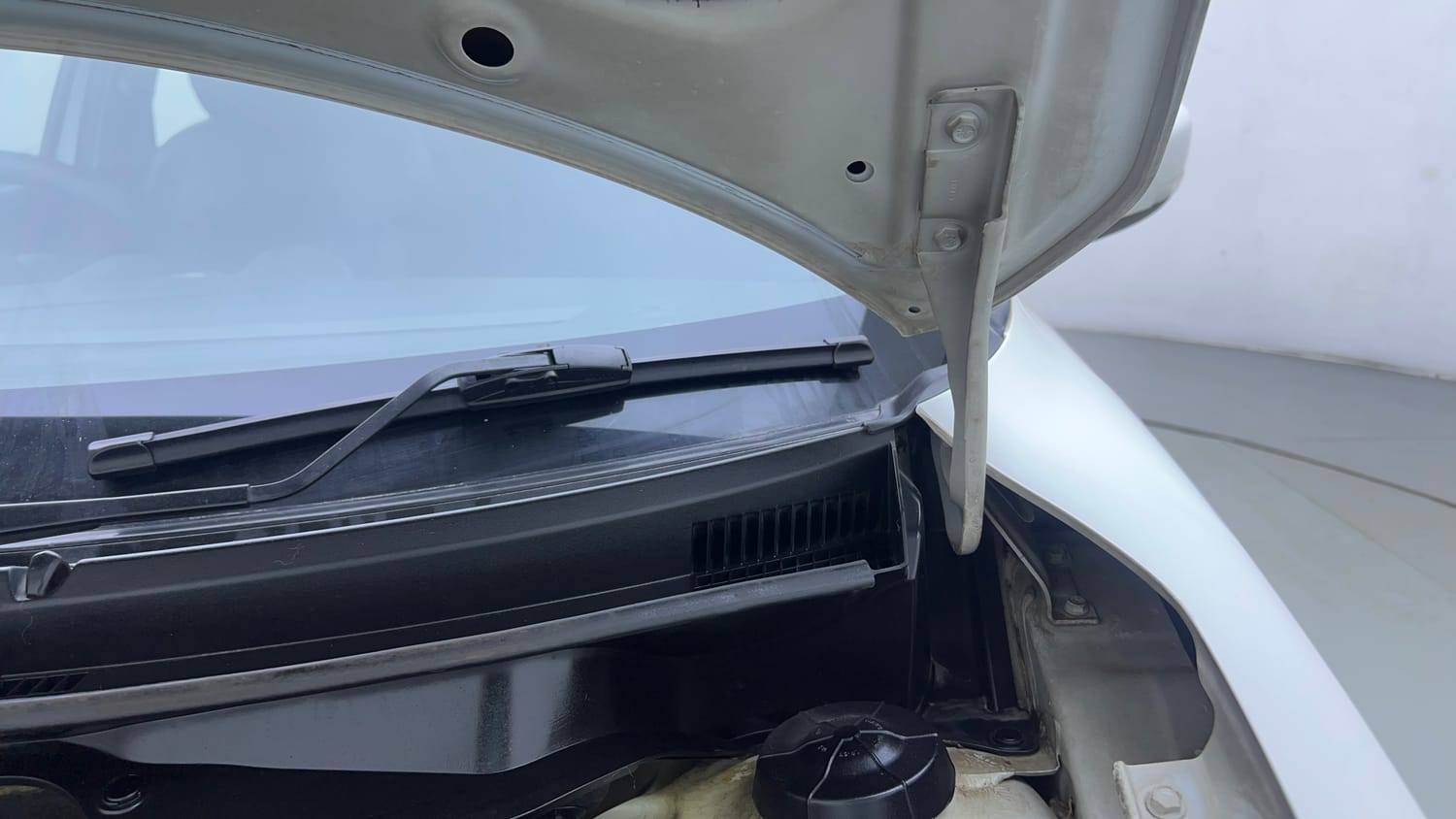 Used 2018 Maruti Suzuki Swift ZXi AMT Petrol Automatic engine ENGINE LEFT SIDE HINGE & APRON VIEW