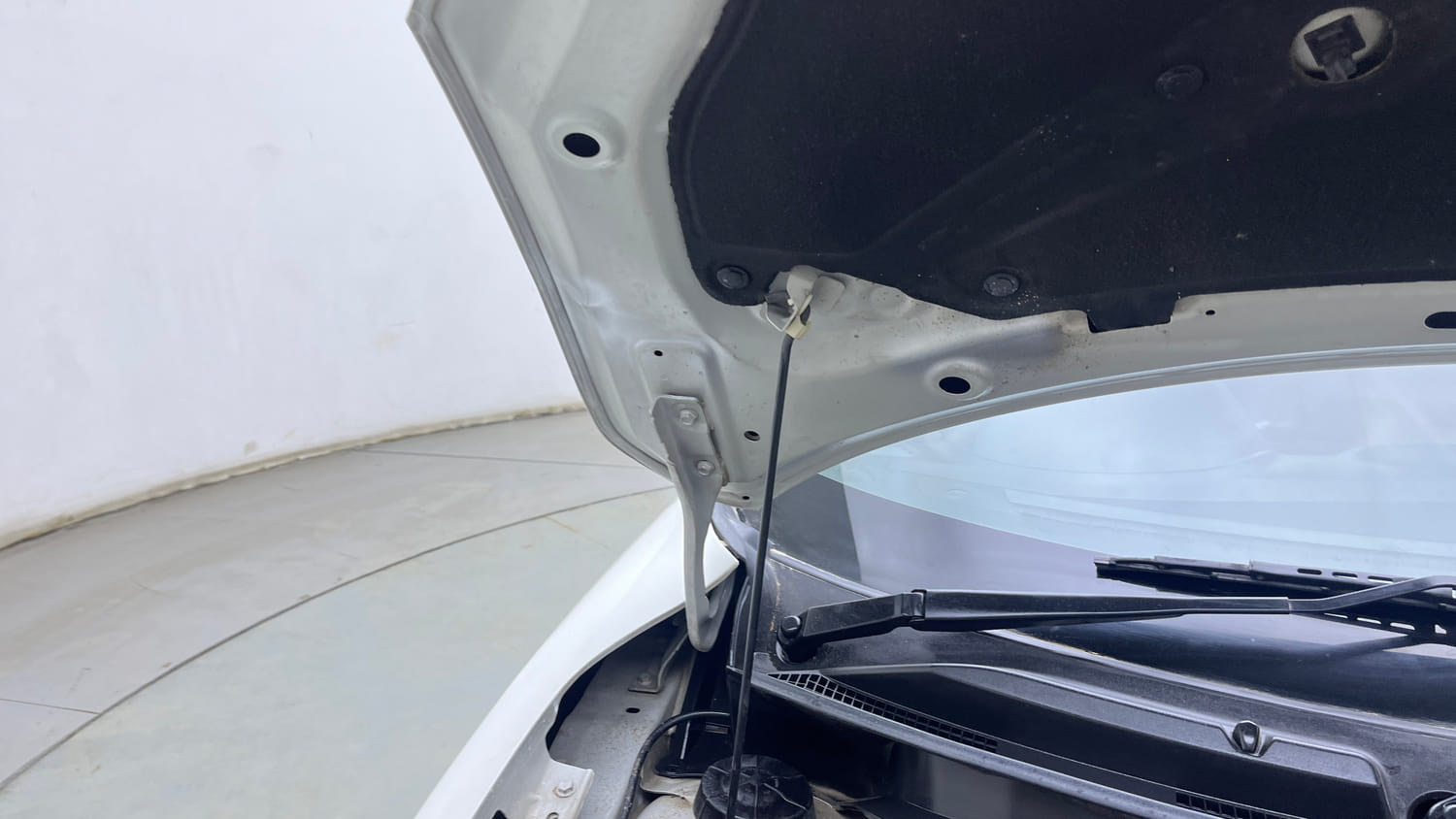 Used 2020 Maruti Suzuki Dzire VXi Petrol Manual engine ENGINE RIGHT SIDE HINGE & APRON VIEW
