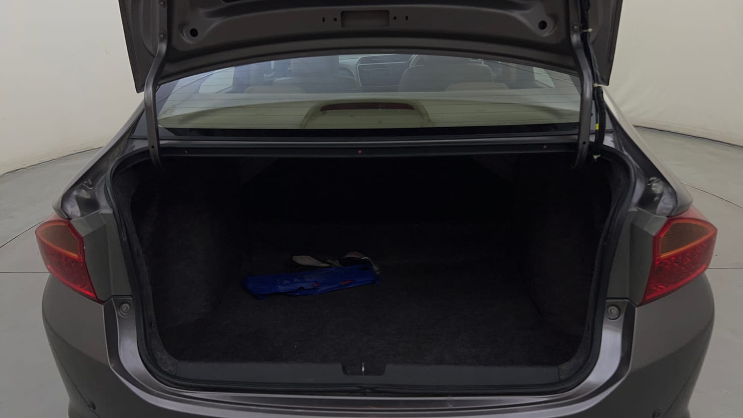 Used 2015 Honda City VX CVT Petrol Automatic interior DICKY INSIDE VIEW