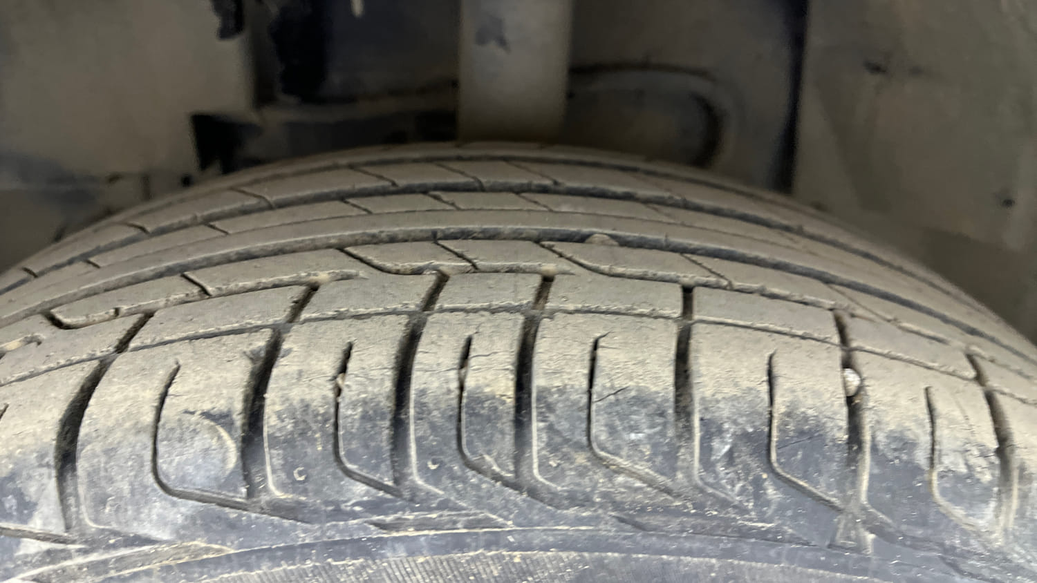 Used 2023 Tata Nexon XZA Plus Petrol Automatic tyres LEFT FRONT TYRE TREAD VIEW