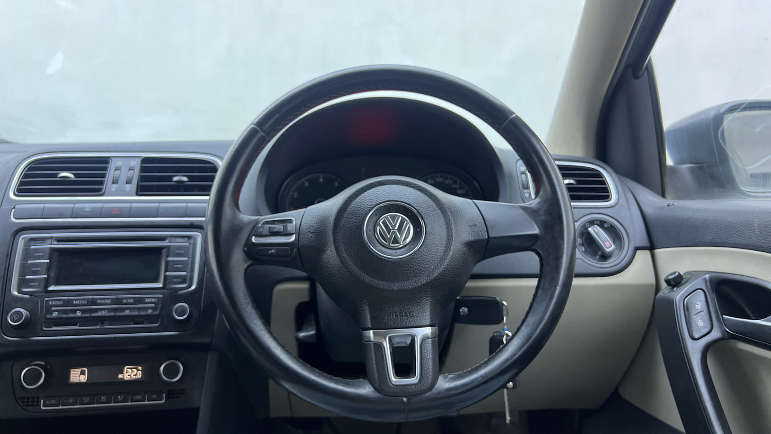 Used 2013 Volkswagen Polo Highline1.2L (P) Petrol Manual top_features Steering mounted controls