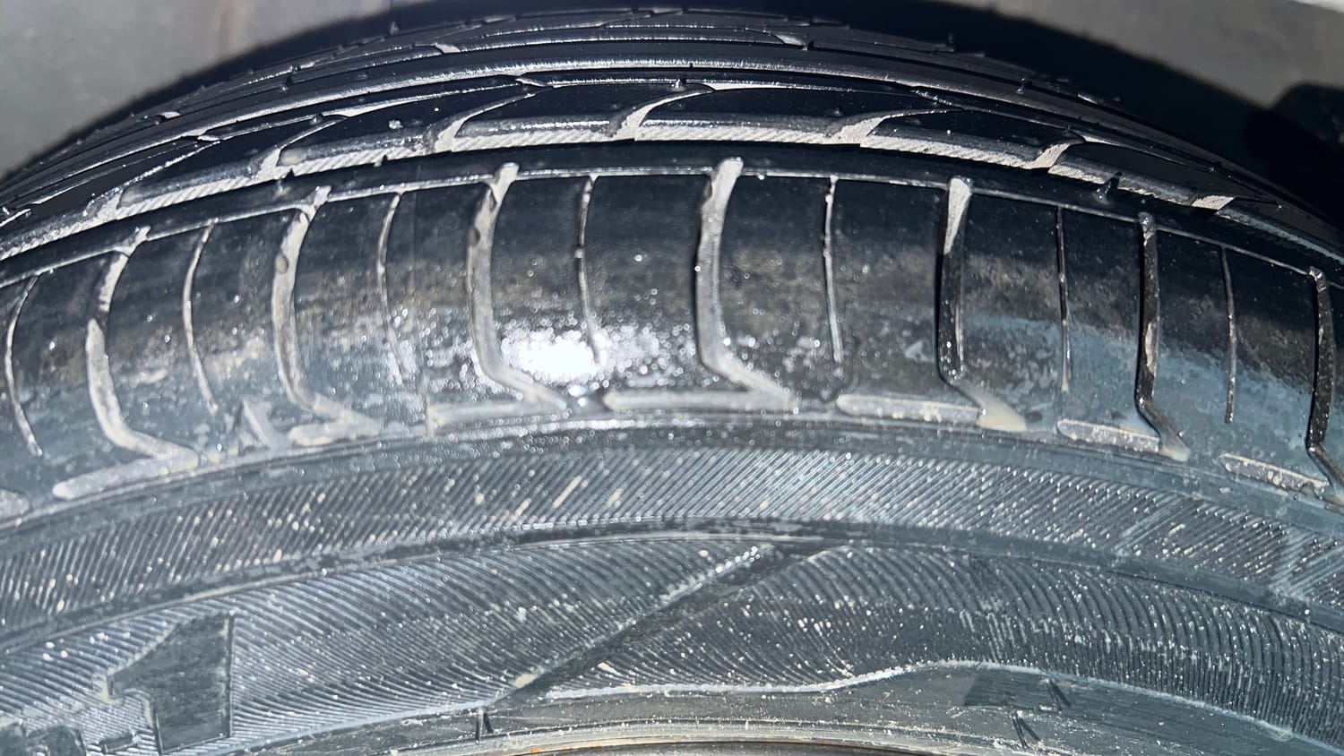 Used 2014 Hyundai i10 Sportz 1.1 iRDE2 Petrol Manual tyres RIGHT FRONT TYRE TREAD VIEW