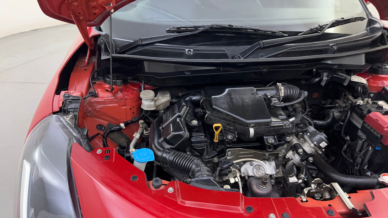 Used 2024 Maruti Suzuki Swift VXi Petrol Manual engine ENGINE RIGHT SIDE HINGE & APRON VIEW