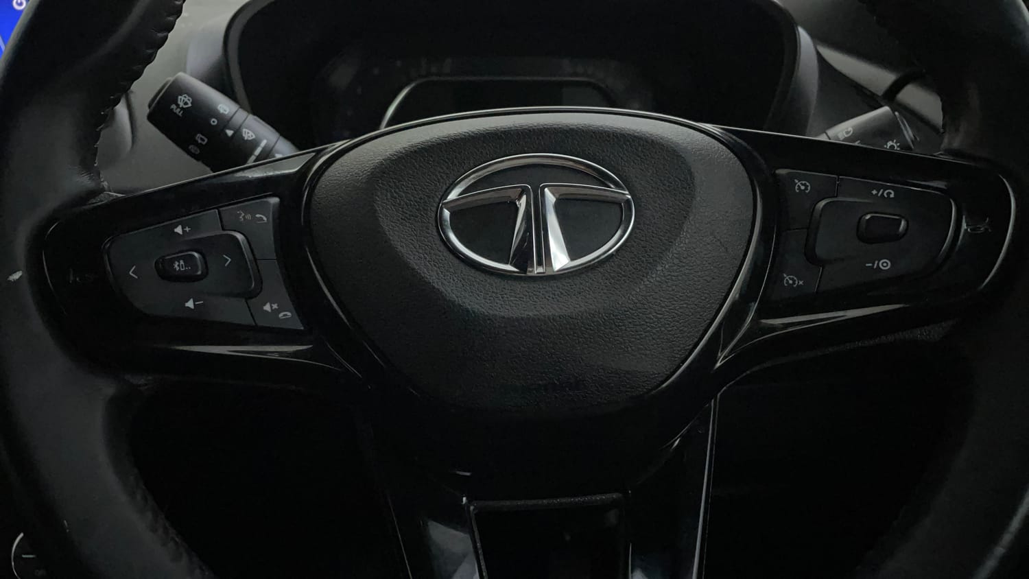 Used 2022 Tata Nexon XZ Plus (O) Dark Edition Petrol Manual top_features Airbags