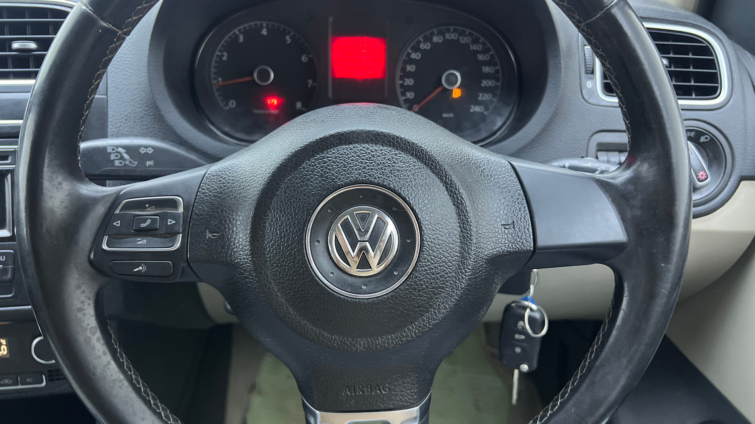 Used 2013 Volkswagen Polo Highline1.2L (P) Petrol Manual top_features Airbags