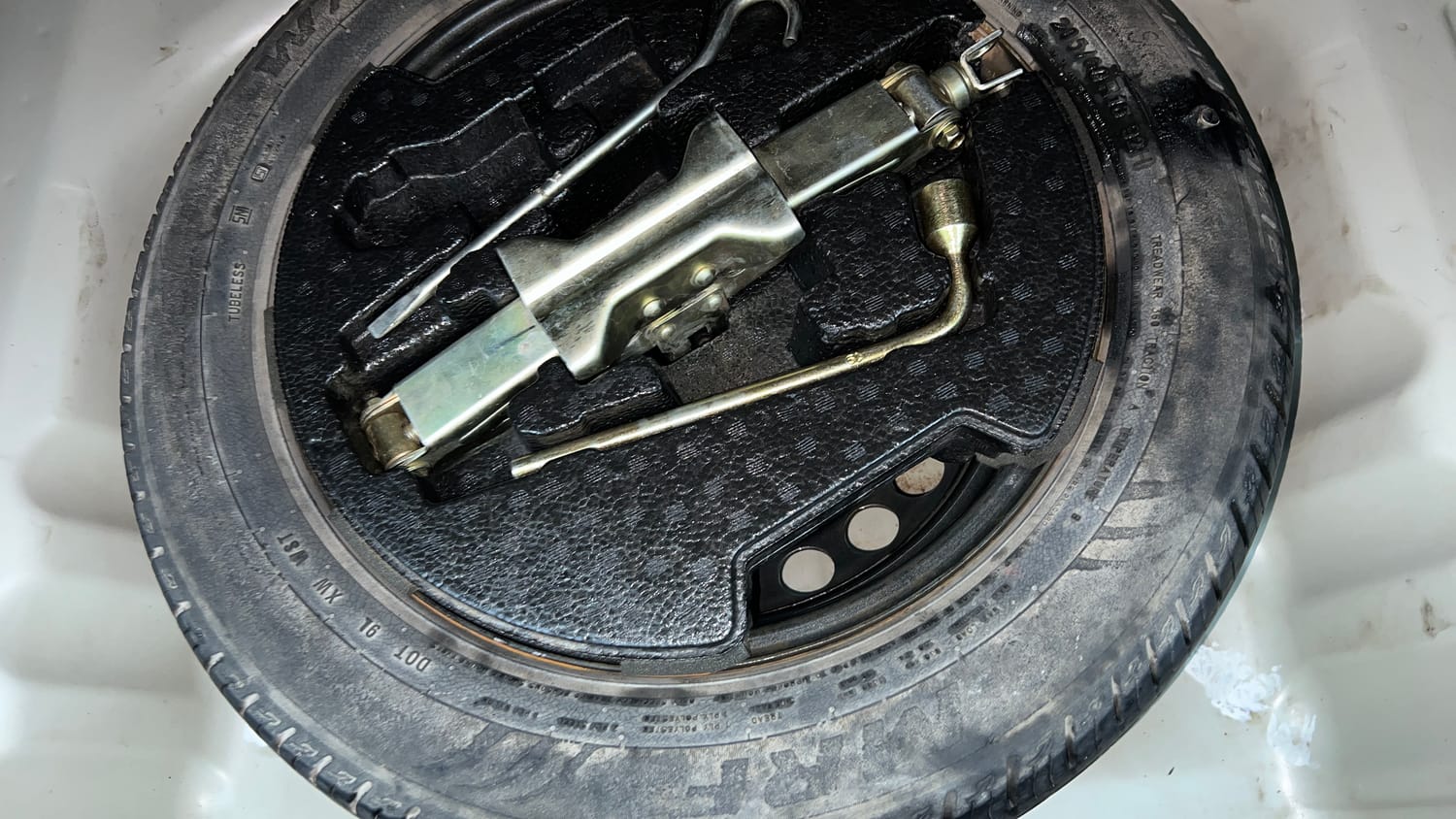 Used 2021 maruti-suzuki Vitara Brezza LXi Petrol Manual tyres SPARE TYRE VIEW