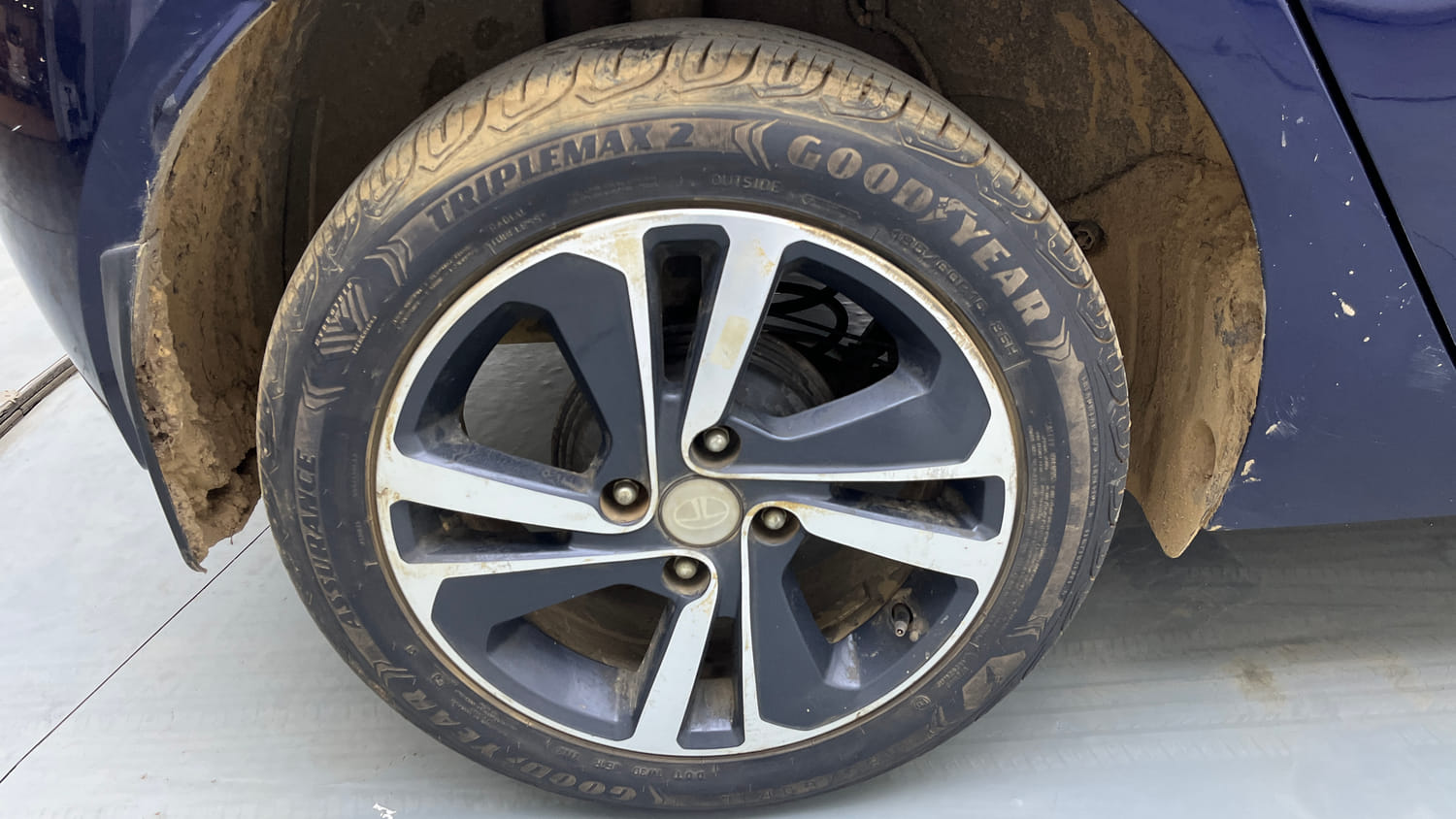 Used 2022 Tata Altroz XZA Petrol Petrol Automatic tyres RIGHT REAR TYRE RIM VIEW