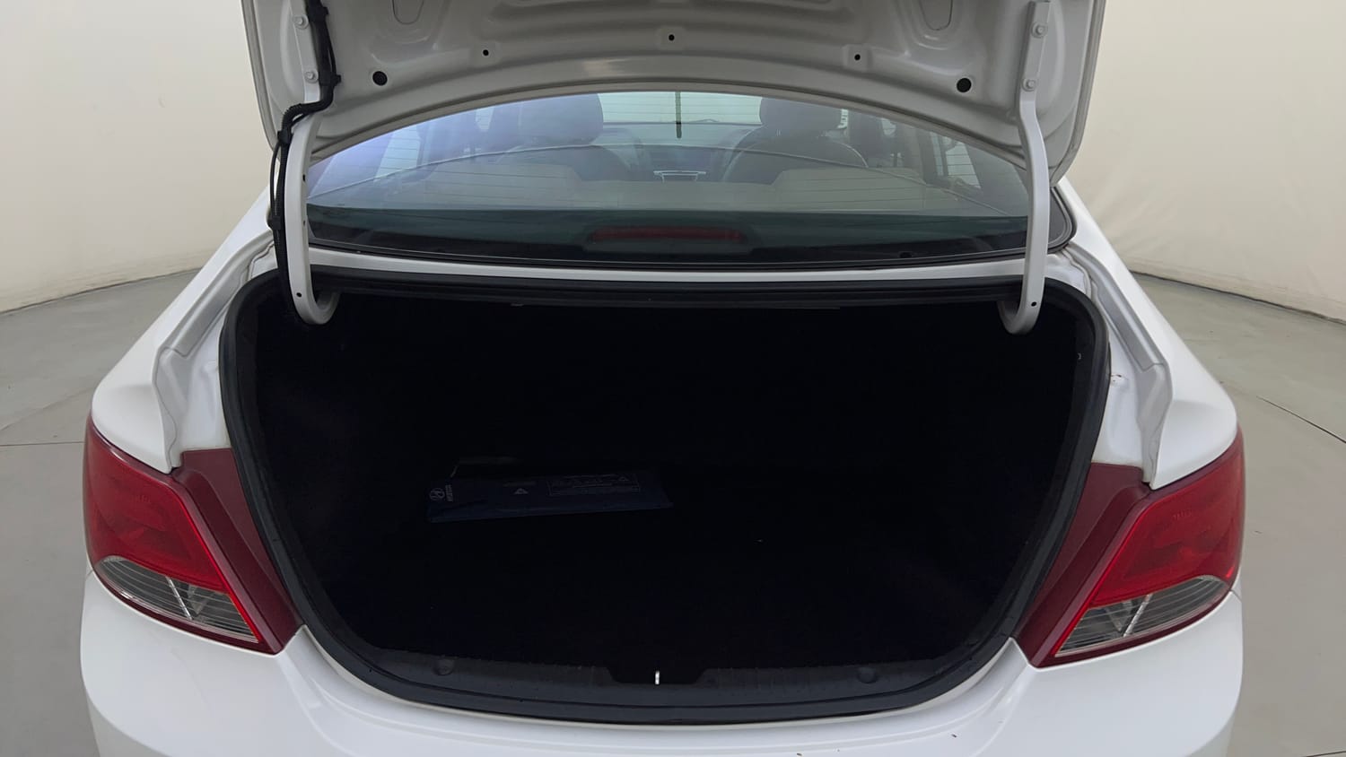 Used 2015 Hyundai Fluidic Verna 4S 1.6 VTVT SX Petrol Manual interior DICKY INSIDE VIEW