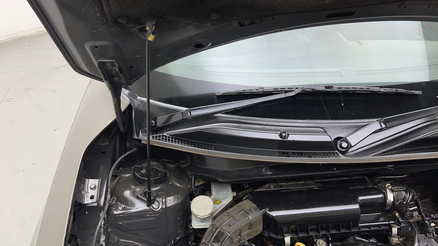 Used 2018 Maruti Suzuki Swift ZXi AMT Petrol Automatic engine ENGINE RIGHT SIDE HINGE & APRON VIEW