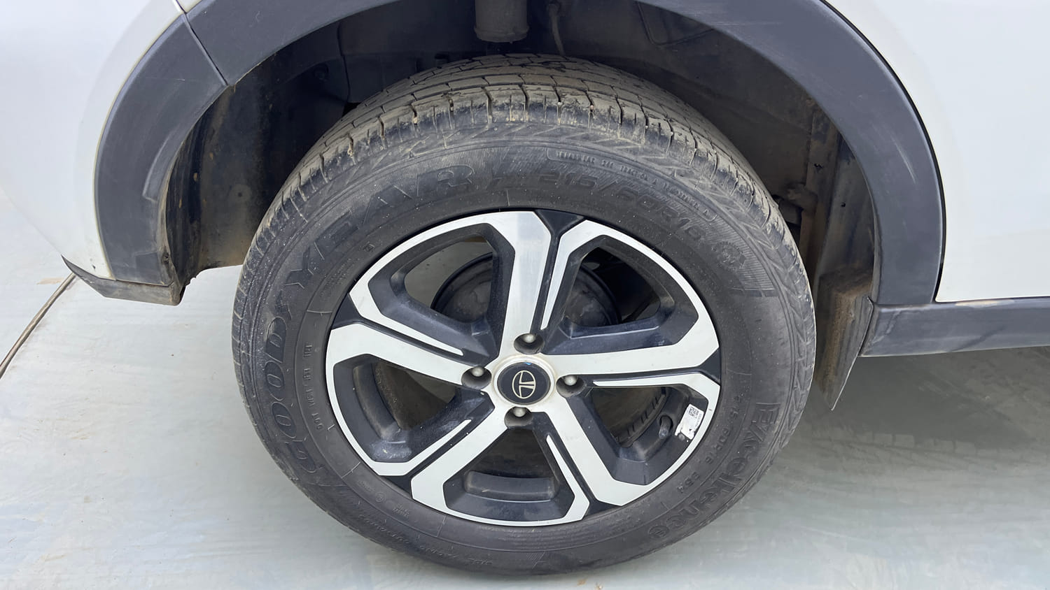 Used 2023 Tata Nexon XZA Plus Petrol Automatic tyres RIGHT REAR TYRE RIM VIEW