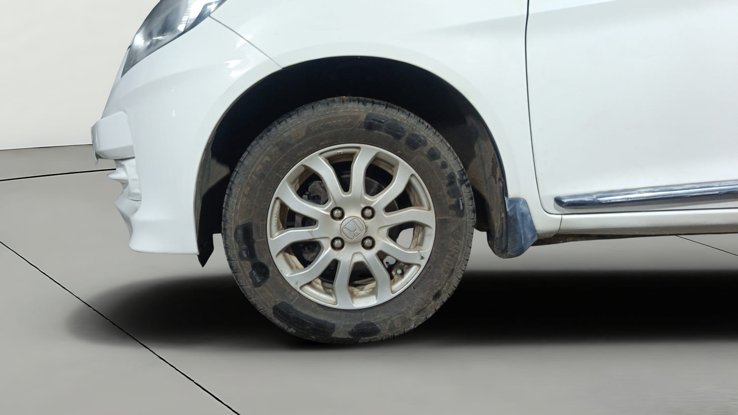 Used 2013 Honda Amaze 1.2 VX AT i-VTEC Petrol Automatic tyres LEFT FRONT TYRE RIM VIEW