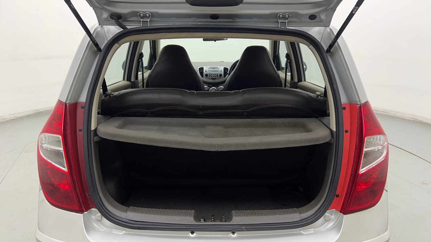 Used 2014 Hyundai i10 Sportz 1.1 iRDE2 Petrol Manual interior DICKY INSIDE VIEW