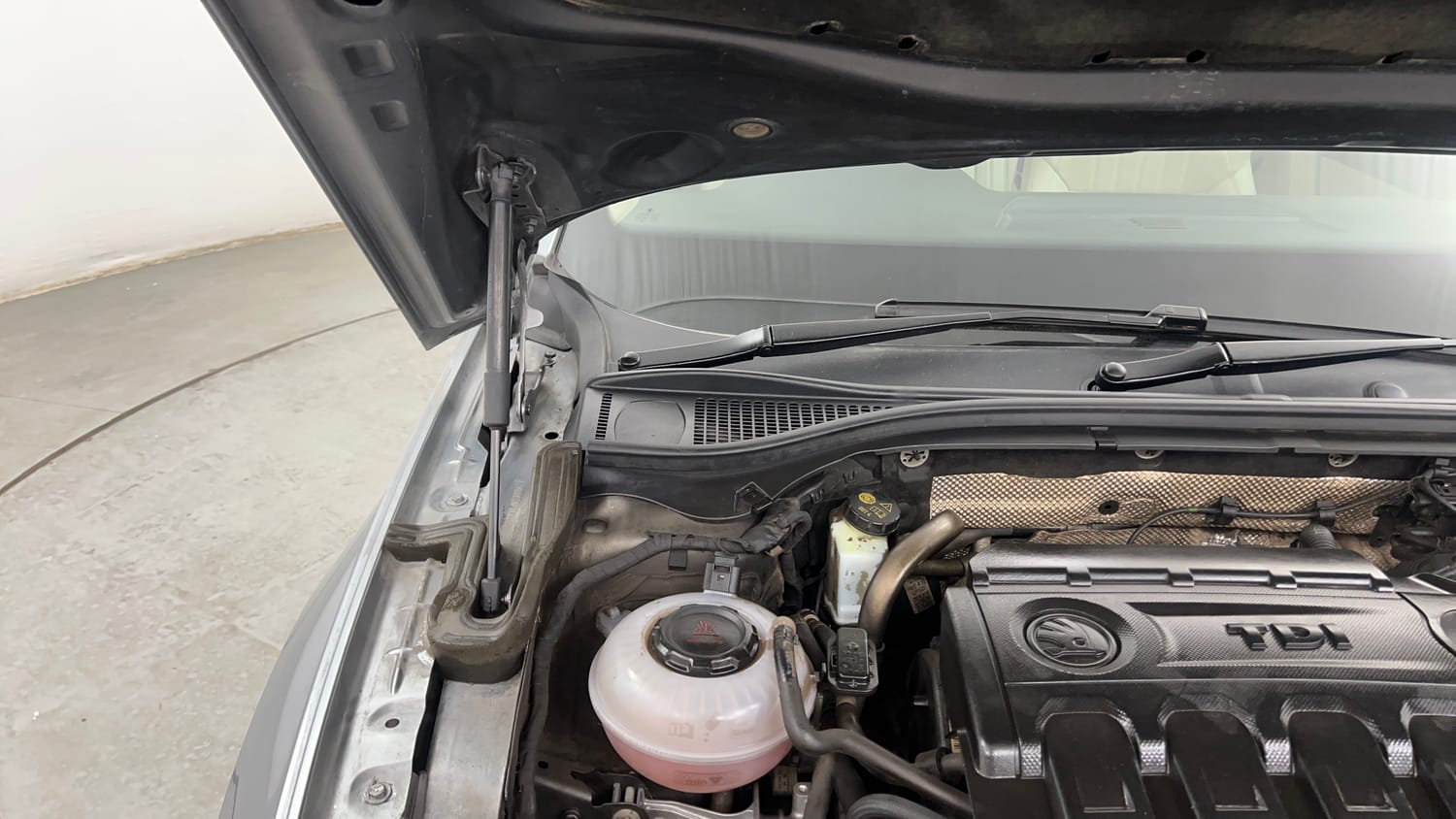 Used 2019 Skoda Superb L&K TDI AT Diesel Automatic engine ENGINE RIGHT SIDE HINGE & APRON VIEW